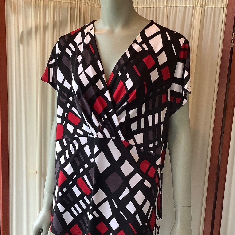 Alfani Womens Short Sleeve Top V-Neck Abstract Design Black Red Size 1X